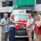Deputy Bisnis Area Bekasi, Rinaldy didampingi Pimpinan Pegadaian Cabang Bekasi Timur, Yanti Sri Rejeki memberikan hadiah 1 Unit Mobil Gran Max Kepada Nasabah Pegadaian Cabang Bekasi Timur, Ibu Sri Handayani Pemenang Badai Emas Pegadaian 2025