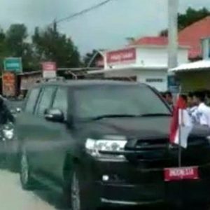 Rombongan Presiden Berikan Ambulan Melintas Di Grobogan