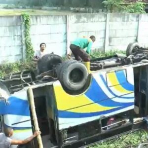 Bus Terguling Di Grobogan, Puluhan Penumpang luka-luka