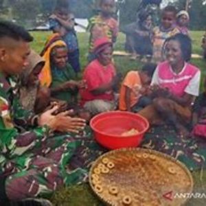 Satgas TNI Melatih Perempuan Papua Buat Donat Bareng
