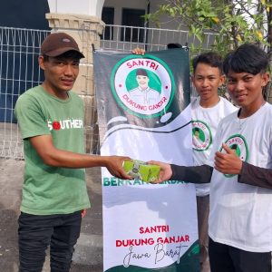 Santri Dukung Ganjar Jabar Laksanakan Kegiatan Jumat Berkah Berbagi di Cirebon