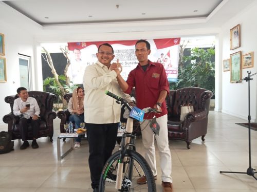 Anton Sukartono Suratto Saat memberikan Doorprize sepeda kepada peserta KIE Program Bangga Kencana