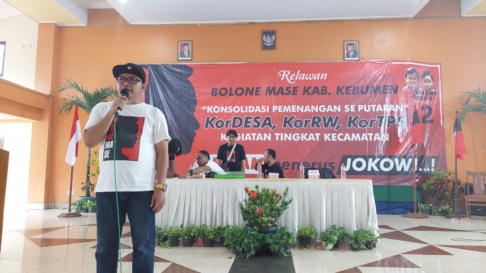 Beny Surahman tengah memberikan pengarahan kepada para relawan Bolone Mase Kecamatan Gombong, Karanganyar, Sempor.
