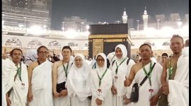 Rombongan Jamaah Fadar Tour and Travel Saat Berada di Depan Kabah