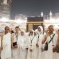 Rombongan Jamaah Fadar Tour and Travel Saat Berada di Depan Kabah