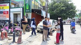 Pimpinan Cabang Pegadaian Setia Mekar, Muhammad Reza Febrian dan para pegawai Pegadaian membagikan makan siap saji kepada masyarakat sekitar di depan kantor Pegadaian CP Setia Mekar Bekasi pada kegiatan Jumat Berkah, Jumat (1/3/2024).