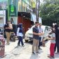 Pimpinan Cabang Pegadaian Setia Mekar, Muhammad Reza Febrian dan para pegawai Pegadaian membagikan makan siap saji kepada masyarakat sekitar di depan kantor Pegadaian CP Setia Mekar Bekasi pada kegiatan Jumat Berkah, Jumat (1/3/2024).