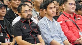 Kuat Hermawan Santoso kiri mengunakan baju warna hitam garis merah.