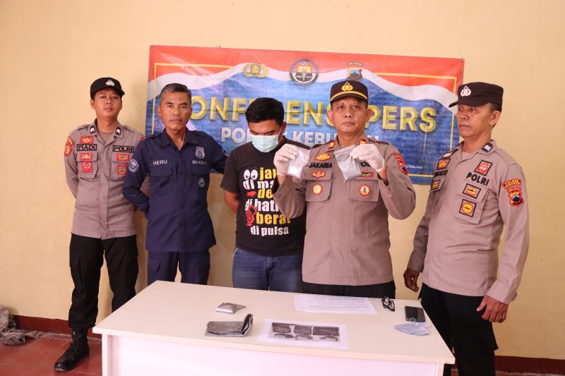 Polres Kebumen berhasil mengungkap peredaran bubuk petasan antar kabupaten yang dilakukan oleh tersangka inisial NK (30), warga Desa Sidoagung, Kecamatan Sruweng. Kebumen.