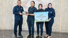 Photo: Direktur Utama PT Pegadaian Damar Latri Setiawan (kiri), memberikan langsung hadiah Emas 500 gram kepada bapak Dede Rudi, di The Gade Tower - Jakarta, Kamis (21/03).