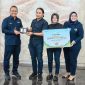 Photo: Direktur Utama PT Pegadaian Damar Latri Setiawan (kiri), memberikan langsung hadiah Emas 500 gram kepada bapak Dede Rudi, di The Gade Tower - Jakarta, Kamis (21/03).
