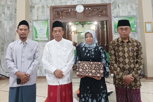 Dari kiri: Gus Wahyu NH. Aly, KH. Dawamudin Masdar, Agnes Happy Noviza, Ust. Arif Mustholih, M.Ag