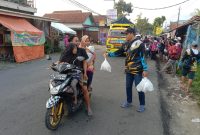 Komunitas Mancing Pasiraner Kebumen dan Kemrayak sedang bagi-bagi Takjil di jalan raya.
