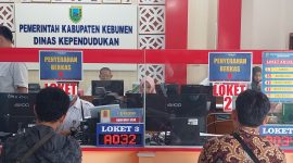 Seorang warga Kebumen sedang mendapat layanan dari Disdukcapil.