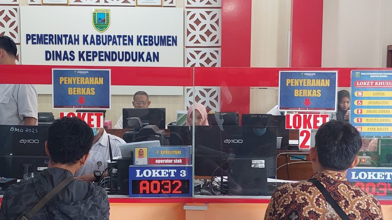 Seorang warga Kebumen sedang mendapat layanan dari Disdukcapil.