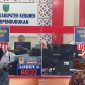 Seorang warga Kebumen sedang mendapat layanan dari Disdukcapil.