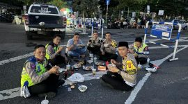 Jajaran polisi Satlantas Polres Kebumen tengah berbuka puasa di jalanan saat pengamanan mudik lebaran Idul Fitri 1445 Hijriah. 