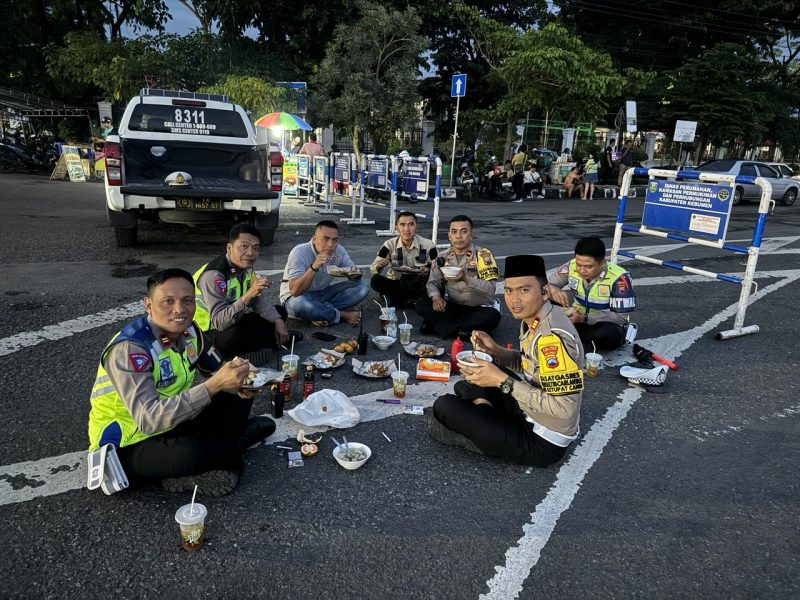 Jajaran polisi Satlantas Polres Kebumen tengah berbuka puasa di jalanan saat pengamanan mudik lebaran Idul Fitri 1445 Hijriah. 