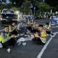 Jajaran polisi Satlantas Polres Kebumen tengah berbuka puasa di jalanan saat pengamanan mudik lebaran Idul Fitri 1445 Hijriah. 