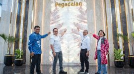 Wamen BUMN, Kartika Wirjoatmodjo (dua kiri) saat meresmikan The Gade Tower didampingi oleh Wadirut BRI Catur Budi Hartono (batik biru), Komisaris Utama PT Pegadaian, Loro Srinaita Ginting (batik merah) Direktur Utama Pegadaian Damar Latri Setiawan (kemeja putih)