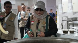 Anggota Timwas Haji DPR Luluk Nur Hamidah saat mengecek bahan makanan untuk jemaah haji Indonesia. - Foto DPR