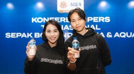 Shafira Ika, dan Shalika Aurelia menunjukkan Aqua botol. - Foto Aqua