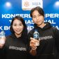 Shafira Ika, dan Shalika Aurelia menunjukkan Aqua botol. - Foto Aqua