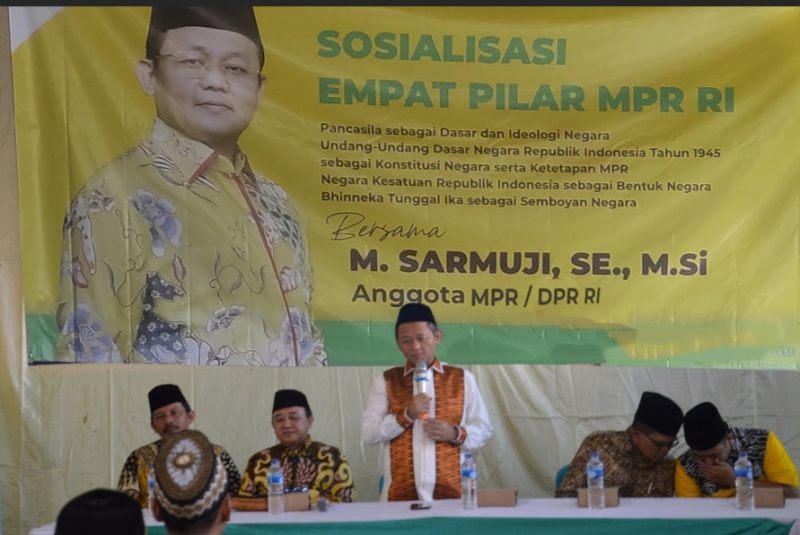 Sarmuji saat menggelar sosialisasi empat pilar di Aula Desa Kapi, Kecamatan Kunjang, Kabupaten Kediri pada Sabtu 11 Mei 2024.