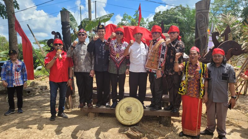 Senator Zainal Arifin saat menggelar Sosialisasi Empat Pilar dengan Laskar Merah dan Tokoh Dayak di Sanggata Utara, Kabupaten Kutai Timur, Kalimantan Timur pada Sabtu 15 Juni 2024.