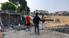 Bupati Kebumen Arif Sugiyanto saat meninjau pengerjaan Alun-alun Pancasila Kebumen.