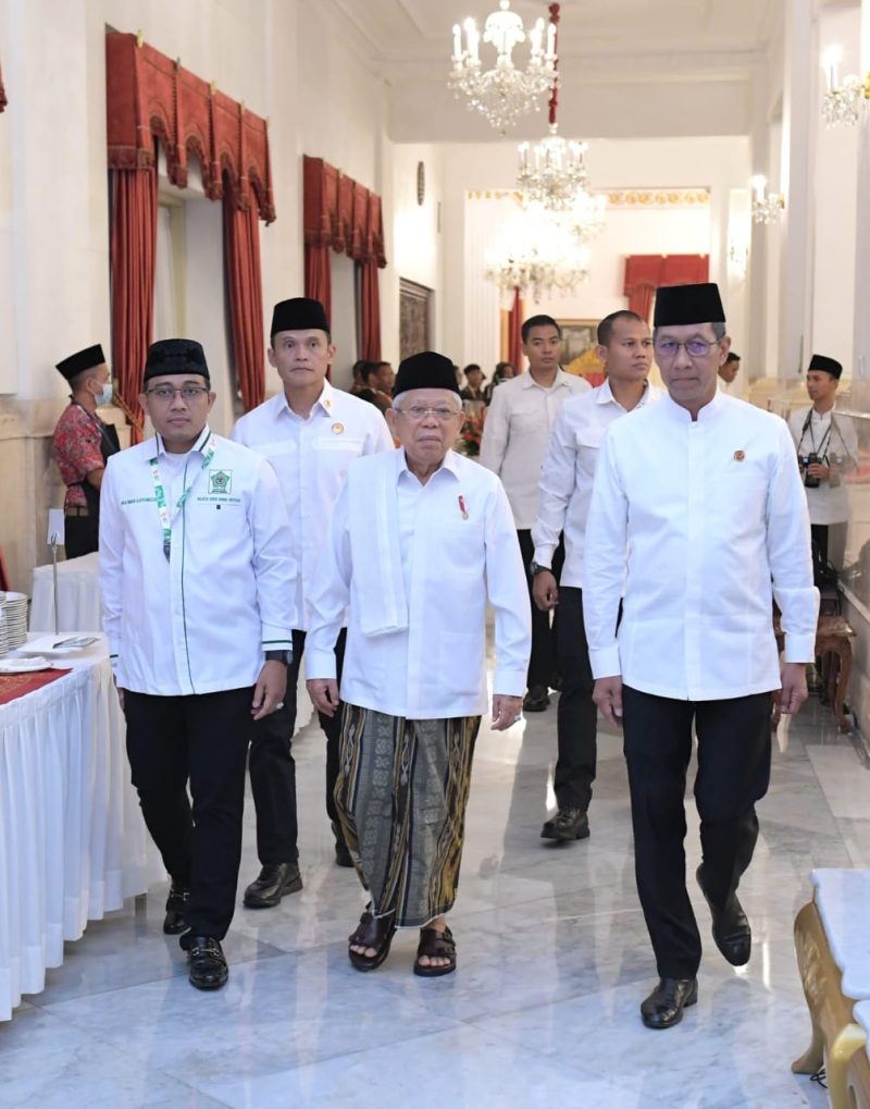 Wapres KH. Ma'ruf Amin bersama Kasetpres Heru Budi Hartono menuju lokasi Dzikir Halaman Istana Merdeka