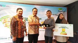 Agus Riyadi, Deputy Bisnis PT Pegadaian Area Bogor didampingi oleh Kusumo Seno Aji selaku Kepala Departemen Bisnis Support PT Pegadaian Kanwil VIII Jakarta 1 menyerahkan hadiah kepada Panji Eka Sukmana pemenang Grand Prize Emas seberat 123 gram di Program Badai Emas Pegadaian Periode 1 tahun 2024.