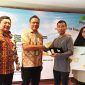 Agus Riyadi, Deputy Bisnis PT Pegadaian Area Bogor didampingi oleh Kusumo Seno Aji selaku Kepala Departemen Bisnis Support PT Pegadaian Kanwil VIII Jakarta 1 menyerahkan hadiah kepada Panji Eka Sukmana pemenang Grand Prize Emas seberat 123 gram di Program Badai Emas Pegadaian Periode 1 tahun 2024.