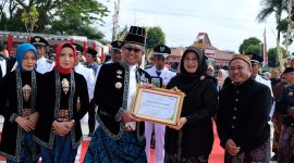 Bupati Kebumen Arif Sugiyanto menerima penghargaan dari BPJS Ketenagkerjaan.