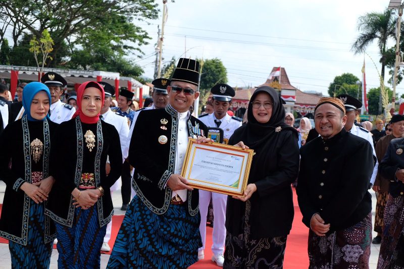 Bupati Kebumen Arif Sugiyanto menerima penghargaan dari BPJS Ketenagkerjaan.