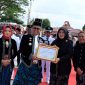 Bupati Kebumen Arif Sugiyanto menerima penghargaan dari BPJS Ketenagkerjaan.