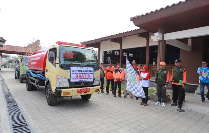 Pengiriman air bersih oleh Pemkab Kebumen.