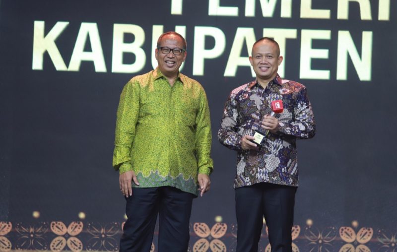 Bupati Kebumen Arif Sugiyanto mendapat penghargaan khusus Best Innovative Leadership di ajang bergengsi CNN Indonesia Awards 2024 yang berlangsung di Padma Hotel Semarang, Rabu (14/8) malam.