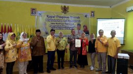 Penyerahan surat rekomendasi dari Partai Golkar untuk pasangan Arif-Rista.