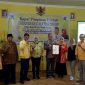 Penyerahan surat rekomendasi dari Partai Golkar untuk pasangan Arif-Rista.