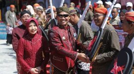 Bupati Kebumen Arif Sugiyanto saat memberikan hadiah pemenang lomba desa pada Agustus 2023.