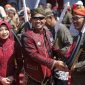Bupati Kebumen Arif Sugiyanto saat memberikan hadiah pemenang lomba desa pada Agustus 2023.