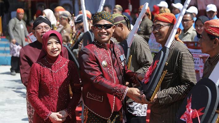 Bupati Kebumen Arif Sugiyanto saat memberikan hadiah pemenang lomba desa pada Agustus 2023.