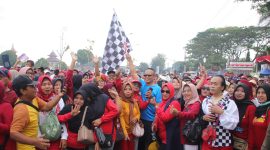 Bupati Kebumen Arif Sugiyanto melepas jalan sehat yang diikuti ribuan peserta dalam rangka pemperingati HUT RI ke 79 dan Hari Jadi Kebumen ke 395.
