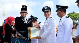 Bupati Kebumen Arif Sugiyanto menyerahkan hadiah motor kepada para kades pemenanh lomba desa.