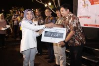Wabup Kebumen Ristawati Purwaningsih memberikan hadiah bagi kecamatan lunas PBB.
