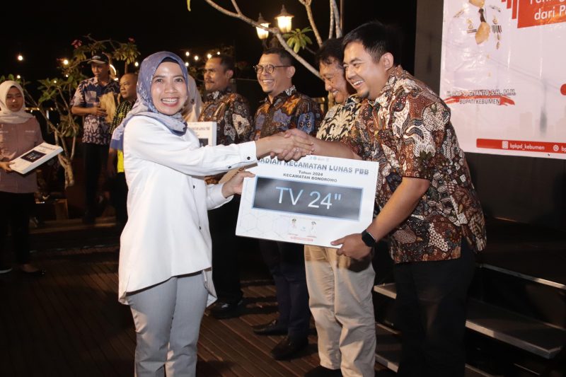 Wabup Kebumen Ristawati Purwaningsih memberikan hadiah bagi kecamatan lunas PBB.