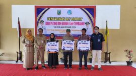 Bantuan secara simbolis diberikan Kepala Dinas Sosial, Pemberdayaan Perempuan dan Perlindungan Anak Kebumen Dwi Suliyanto mewakili Bupati Kebumen Arif Sugiyanto yang berhalangan hadir, di Pendopo Kantor Kecamatan Karangsambung, Selasa (10/9/2024).