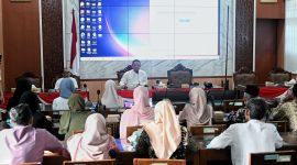 Bupati Kebumen melepas lima pelajar penerima beasiswa di Universitas Pertamina.
