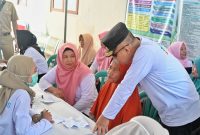 Bupati Kebumen Arif Sugiyanto meninjau pelaksanaan pengobatan gratis di Tanggulangin.